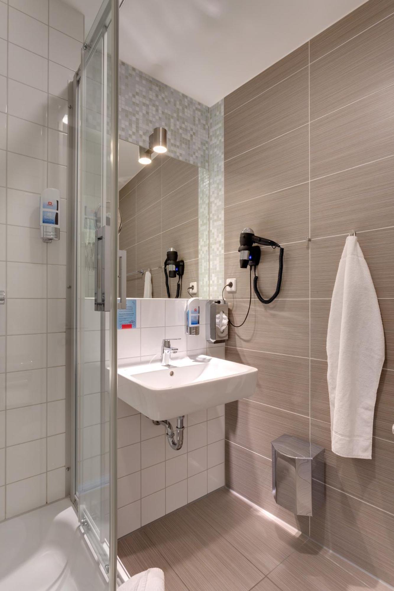 Meininger Hotel Berlin Alexanderplatz Стая снимка